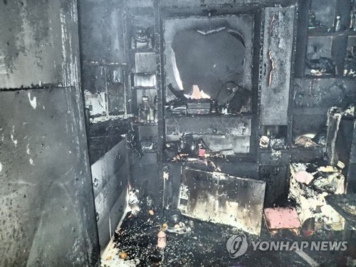 (광주=연합뉴스) 23일 오전 광주 북구의 한 건물 지하의 이용원에서 불이 났다. 화재 진화 직후 이용원 안에서는 60대 업주가 숨진 채 발견됐다.
