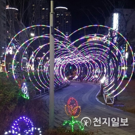 [천지일보 대전=김지현 기자] 크리스마스를 맞은 25일 오후 대전지역 곳곳에 트리와 함께 하트 모양의 포토존이 마련되어 시민들의 인기를 끌고 있다. ⓒ천지일보 2018.12.25
