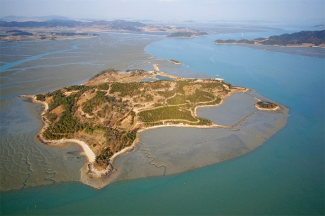 전남 신안군 지도읍 앞바다에 위치해 있는 율도(0.52k㎡) 곧 비파섬. (제공: 이지형 박사)