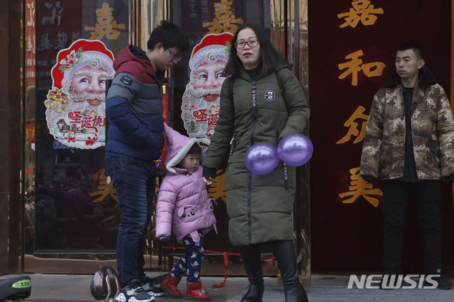 중국 허베이성 등 최소 3개 도시에서 성탄절 기념행사가 금지된 가운데 22일(현지시간) 중국 허베이성 장자커우에서 한 노점상이 크리스마스 장식을 팔고 있다. (출처: 뉴시스)