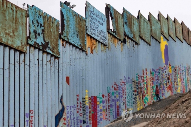 미국-멕시코 국경장벽. (출처: 연합뉴스)