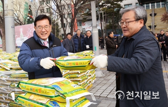 동안복지재단(대표이사 김형준, 오른쪽)이 지난해 12월 서울 동대문구에 사랑의 쌀을 기증하고 있다. (제공: 동대문구)
