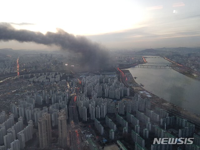 26일 오후 5시 15분께 서울 강남구 청담동 강남구청역 인근 건물 신축공사장에서 화재가 발생했다. (출처: 뉴시스)