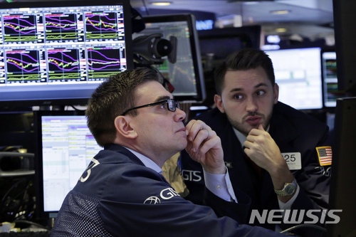 뉴욕증권거래소(NYSE)에서 중개인들이 진지한 표정으로 일하고 있는 모습 (출처: 뉴시스)