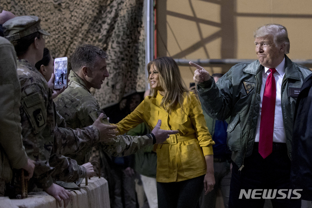 도널드 트럼프 미국 대통령(오른쪽)과 부인인 멜라니아 여사가 26일(현지시간) 이라크 바그다드 서쪽 알 아사드 공군기지를 예고 없이 방문, 장병들을 격려하고 있다. (출처: 뉴시스)