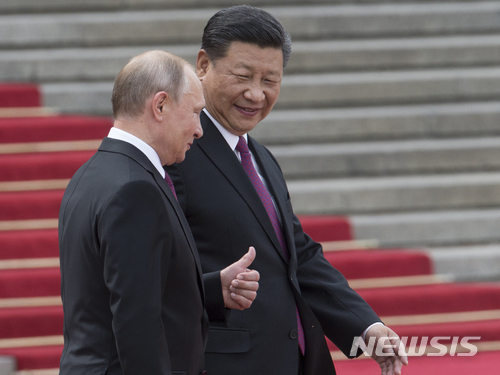 지난 6월 중국을 국빈 방문한 러시아의 블라디미르 푸틴 대통령(왼쪽)과 시진핑 주석이 인민대회당 환영식에서 말을 주고받으며 의장대를 사열하고 있다. (출처: 뉴시스)