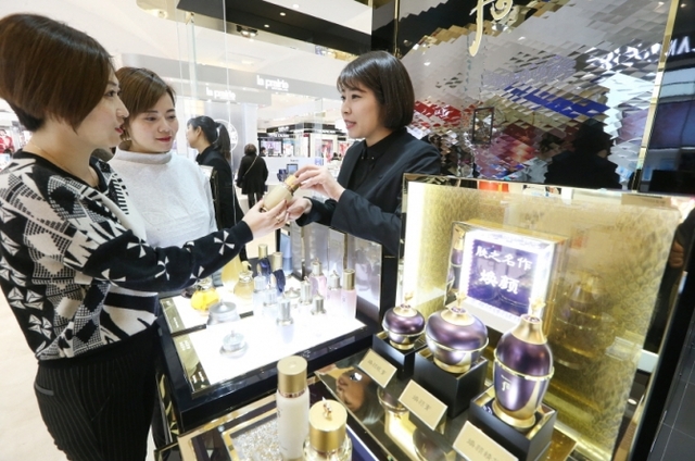 중국 상하이 빠바이반 백화점의 LG생활건강 ‘후’ 매장에서 고객들이 제품에 대한 설명을 듣고 있다. (제공: LG생활건강)