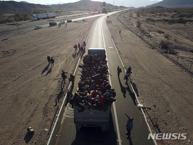 【멕시칼리=AP/뉴시스】 중미 출신 불법 이주민들이 20일(현지시간)멕시코 멕시칼리에서 트럭을 얻어타고 미국 접경도시 티후아나로 향하고 있다.