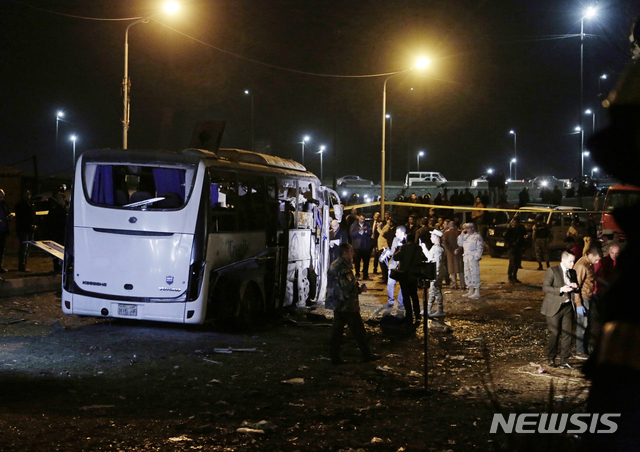 【카이로=AP/뉴시스】 28일(현지시간) 이집트 기자 피라미드 인근에서 베트남 관광객 2명이 폭탄 공격으로 사망한 현장. 2018.12.29.