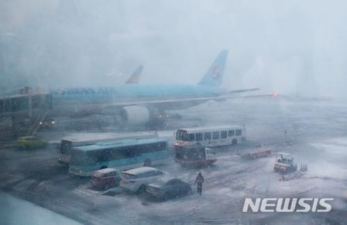 지난 2월 폭설이 내려 마비된 제주국제공항 (출저: 뉴시스)