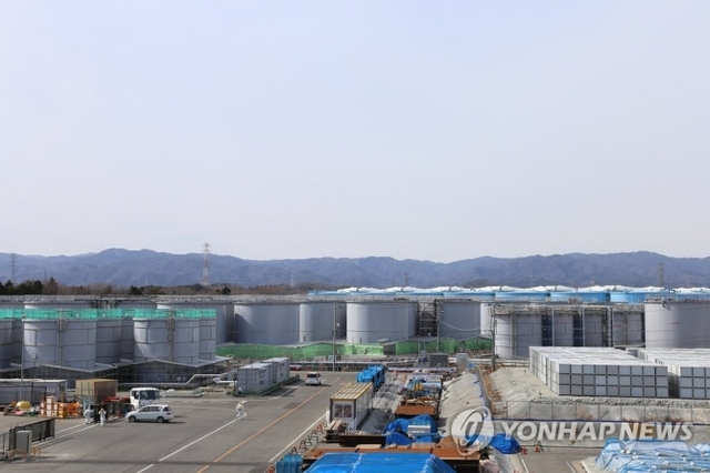 폐로 작업이 진행 중인 후쿠시마(福島) 제1원전 내부에 있는 오염수 탱크의 모습 (출처: 연합뉴스)