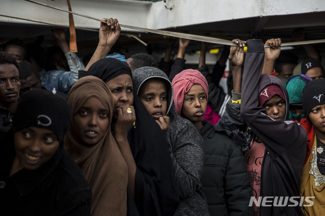 지난 21일(이하 현지시간) 지중해에서 구조돼 스페인의 NGO 단체 '프로악티바 오픈 암스' 구조선으로 28일 스페인 알헤시라스 항에 도착한 이주민들이 불안감과 호기심 어린 표정으로 항구를 바라보고 있다. (출처: 뉴시스)