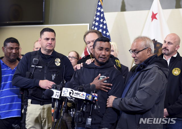 【머데스토=AP/뉴시스】 28일(현지시간) 미 캘리포니아주 머데스토의 스타니슬라우스 카운티 경찰서에서 로닐 싱 경장 살해 범인 체포 기자회견이 열린 가운데 로닐 싱의 형제 레기 싱(가운데)이 울음을 참으며 범인 체포에 고마움을 표하고 있다. 싱 경장을 살해한 범인 구스타보 페레스 아리아가는 미국으로 불법 이주하기 전 자신이 살았던 멕시코로 피신하는 과정에서 체포됐다고 당국이 밝혔다. 싱 경장은 지난 26일 픽업트럭 운전자를 음주운전 혐의 등으로 조사하기 위해 차를 세우고 검문을 하던 중 운전자가 쏜 총에 맞아 병원으로 옮겨졌으나 끝내 숨졌다.