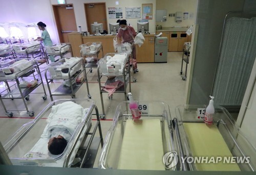지난달 20일 산부인과 전문병원인 서울 중구 제일병원 신생아실에서 간호사들이 신생아들을 돌보고 있다. (출처: 연합뉴스DB)