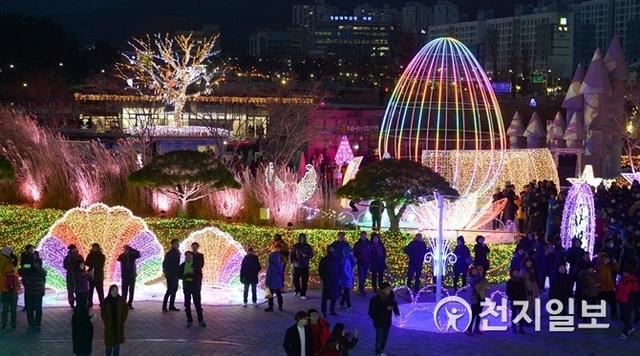순천만국가정원 별빛축제가 지난 21일부터 2019년 2월 6일까지 순천만국제습지센터, 한국정원, 서문 광장 일원에서 펼쳐진다. (제공: 순천시) ⓒ천지일보 2018.12.30