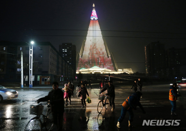 【평양=AP/뉴시스】북한 평양 류경호텔에서 18일 조명쇼가 펼쳐지고 있다.