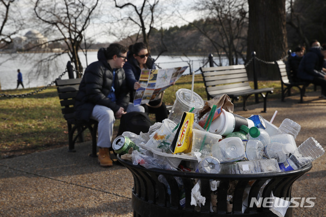 연방정부 부분 셧다운이 계속되고 있는 지난 27일 마틴 루터 킹 기념공원 내 쓰레기통에 쓰레기를 치우지 않아 꽉 찬 상태로 방치돼 있다. (출처: 뉴시스)