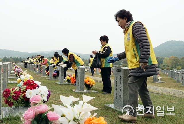 Prior to the United Nations Day, Shincheonji volunteer Daejeon branch visited the National cemetery in Daejeon on 16th of August to pay tribute and clean the cemetery. (Provided by: Shincheonji volunteer Daejeon branch) ⓒDaily Cheonji 2018.10.17