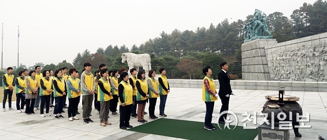 Shincheonji volunteer Daejeon branch visited the National Cemetery in Daejeon to pay tribute and clean the cemetery prior to United Nations Day. (Provided by: Shincheonji volunteer Daejeon branch) ⓒDaily Cheonji 2018.10.17