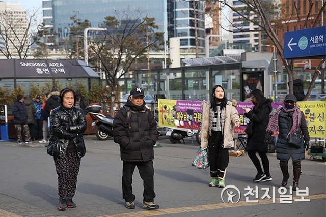 2018년 마지막 날인 31일 세밑 한파가 기승을 부리고 있는 가운데 시민들이 중무장한 채 서울역 앞을 지나고 있다. ⓒ천지일보 2018.12.31