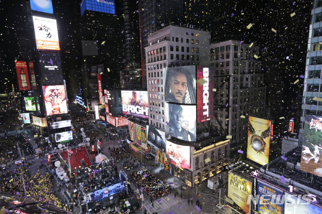 지난 1월 1일 미국 뉴욕 타임스퀘어에서 시민들이 새해를 맞아 축하하고 있다. (출처: 뉴시스)