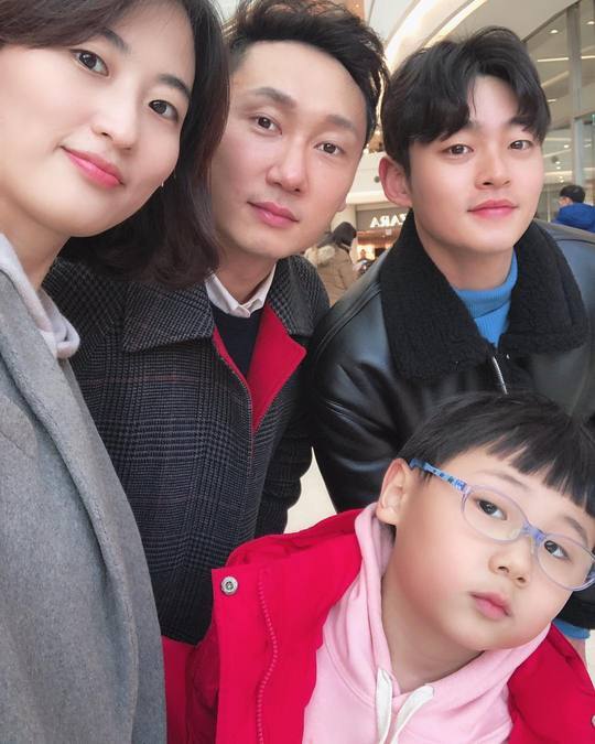 이승윤, 미모의 아내-귀여운 아들-훈남 매니저와 함께한 크리스마스 인증샷 (출처: 이승윤 인스타그램)