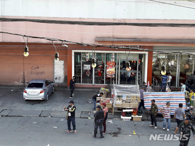 31일(현지시간) 필리핀 남부 민다나오섬 코타바토사우스시즈 백화점에서 사제폭탄이 터져 경찰 등 관계자들이 현장을 수사하고 있다. 현지 관계자는 백화점 입구에서 터진 폭탄으로 최소 2명이 숨지고 21명이 다쳤다고 밝혔다. (출처: 뉴시스)