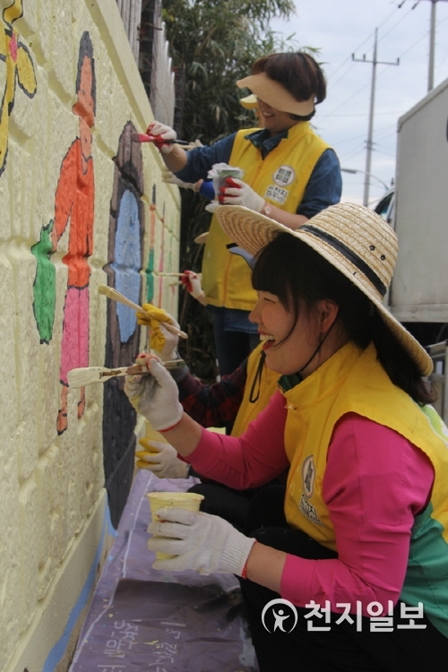 신천지자원봉사단 목포지부 회원들이 목포시 용해동 관해경로당 벽화봉사를 펼치고 있는 모습. (신천지자원봉사단 목포지부) ⓒ천지일보 2018.12.31