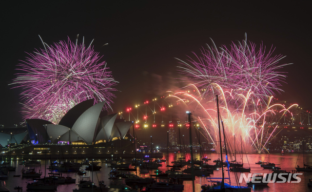 【시드니=AP/뉴시스】 31일(현지시간) 호주 시드니 항에서 오페라 하우스를 전경으로 화려한 새해 전야 불꽃놀이가 펼쳐지고 있다.