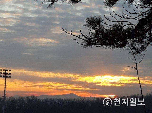 서울시 노원구 초안산에서 일출은 구름에 가리워 여명만이 기해년 새해 아침을 밝히고 있다. ⓒ천지일보 2019.1.1