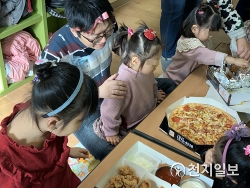 서준혁 회장이 동명아동복지센터 보육 아이들을 돌보는 봉사활동 시간을 갖고 있다. (제공: 섬남MJF 클럽) ⓒ천지일보 2019.1.1