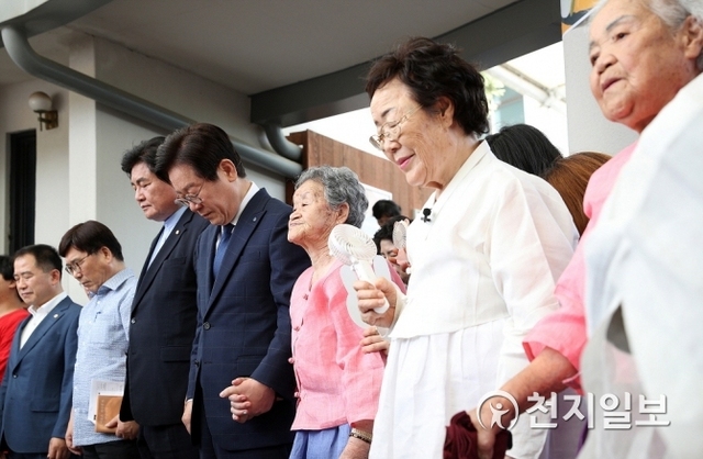 일본군 성노예 피해자 기림행사에서 할머니들과 묵념하고 있다. (제공: 경기도) ⓒ천지일보 2019.1.1