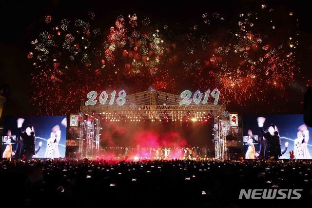 1일 평양 김일성 광장에서 설맞이 축하 공연이 화려하게 열리고 있다. 이날 무대에서는 피바다 극단, 모란봉 악단 등이 공연을 펼쳤다. (출처: 뉴시스)