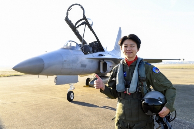 첫 여성 개발시험비행조종사로 선발된 정다정 소령(진급예정)이 사천기지에서 FA-50 항공기를 배경으로 기념촬영을 하고 있다. (제공: 대한민국공군) 2019.1.2