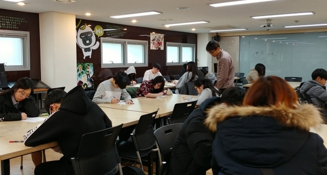 한국IT직업전문학교 진로체험 프로그램이 지난해 10월부터 매월 셋째 주 토요일마다 전공별로 진행되고 있는 가운데 디자인계열 체험학습 모습 (제공: 한국IT직업전문학교)