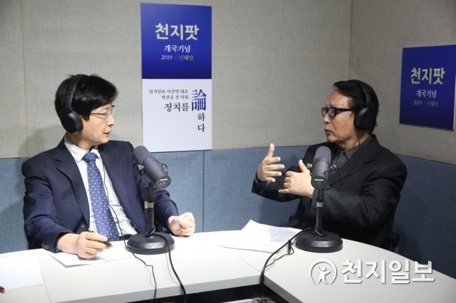 [천지일보=박준성 기자] 전국종합일간지 천지일보가 팟캐스트 ‘천지팟’을 1월 3일 개국한다. 개국기념 방송으로 천지일보 이상면 대표(왼쪽)와 박찬종 전 의원이 ‘정치를 論하다’라는 주제로 신년대담을 겸해 녹음을 진행하고 있다. ⓒ천지일보 2018.12.27
