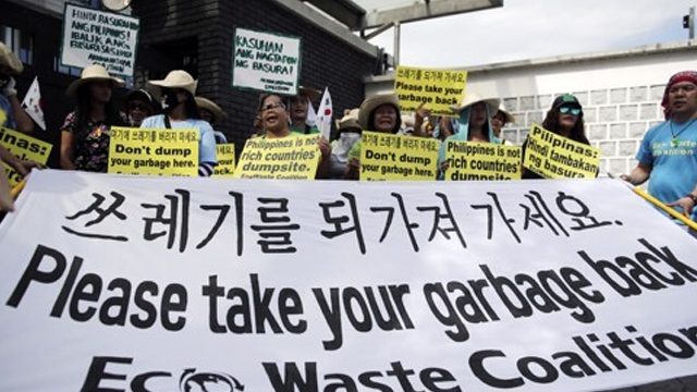 지난해 11월 필리핀 현지 환경단체 회원이 주필리핀 한국대사관 앞에서 