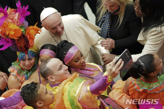 【바티칸=AP/뉴시스】프란치스코 교황이 2일(현지시간) 교황 바오로 6세 홀에서 열린 교황 알현 행사 중 쿠바 서커스 단원들과 기념촬영을 하고 있다.