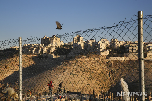 지난 해 2월 예루살렘에서 가까운 말레 아두밈 정착지의 건설공사 현장.  팔레스타인의 서안지구 땅위에 건설되는 이스라엘 정착촌의 세대수는 현재의 유대인 인구의 거의 두 배가 넘는 수준이며 2017년 미국 트럼프 정부의 출범 이후 급격히 증가해왔다. (출처: 뉴시스)