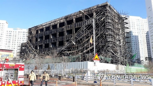 (천안=연합뉴스) 3일 오전 발생한 불로 앙상하게 골조만 남은 충남 천안의 차암초등학교 증축건물.