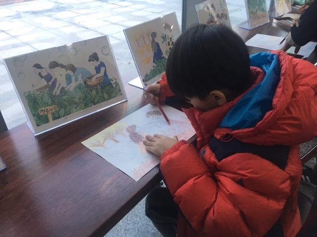 보성차밭 빛 축제에 참여한 아이가 한국 차 박물관 로비에서 컬러링북이라는 프로그램을 체험하고 있다. (제공:보성군) ⓒ천지일보 2019.1.4