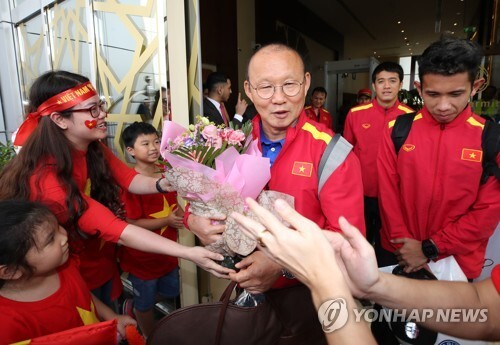 (아부다비=연합뉴스) 박항서 베트남축구대표팀 감독이 아시안컵 출전을 위해 4일 오전(현지시간) 아랍에미리트 아부다비 국제공항에 도착, 현지 베트남 교민에게 생일축하 꽃다발을 받고 있다.
