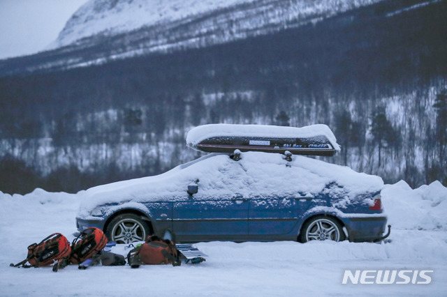 【타목달렌=AP/뉴시스】 4일(현지시간) 노르웨이 북부 타목달렌의 눈밭에 실종된 스키어 4명의 것으로 보이는 자동차가 주차돼 있다.  스웨덴과 핀란드에서 온 네 명의 스키어가 눈사태로 실종됐으나 강한 바람과 폭설로 시계가 좋지 않아 구조에 어려움을 겪고 있다고 현지 관계자가 밝혔다.