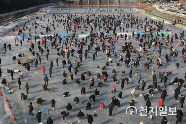 [천지일보 홍천=김성규 기자] 강원도 홍천군 홍천강변 일원에서 5일 ‘제7회 홍천강 꽁꽁축제’가 열린 가운데 행사장 낚시터에서 많은 사람들이 얼음낚시를 즐기고 있다. 홍천강 꽁꽁축제(1월 4일~ 20일)는 ▲비발디파크 스노우 월드 눈썰매장 ▲시골초가집 풍경 무료 얼음썰매 ▲골목시장 투어 ▲맨손 인삼송어잡기 ▲야간 낚시터(금, 토 운영) 등 다양한 프로그램이 운영된다.ⓒ천지일보 2019.1.5