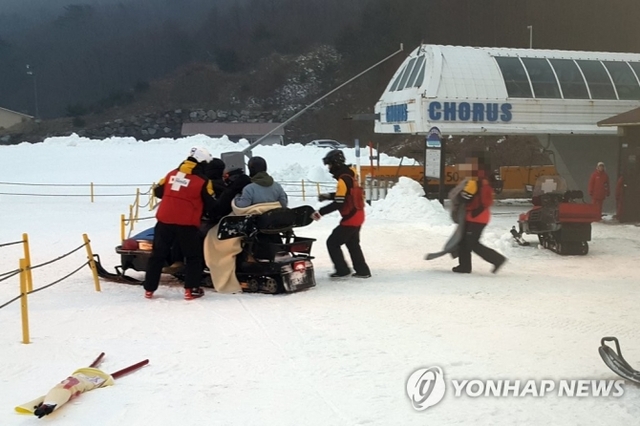 5일 오전 6시 57분께 전북 무주군 덕유산리조트 스키장 리프트가 고장 나 리조트 관계자와 소방당국이 탑승객을 구조하고 있다. (출처: 연합뉴스)