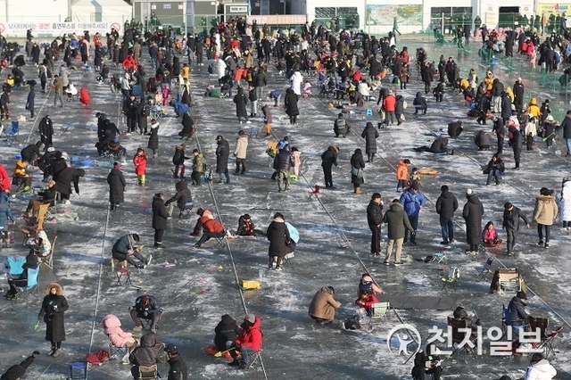 [천지일보 화천=김성규 기자] 강원도 화천군 화천천과 3개 읍면 일원에서 5일 ‘2019 얼음나라 화천산천어축제’가 열렸다. 행사장 낚시터에는 많은 인파가 가득한 가운데 한 시민이 산천어를 잡고 웃으며 기념촬영을 하고 있다. 화천산천어축제는 1월 5일부터 1월 27일까지 열린다.