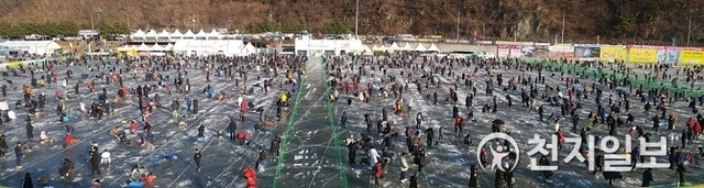 [천지일보 화천=김성규 기자] 강원도 화천군 화천천과 3개 읍면 일원에서 5일 ‘2019 얼음나라 화천산천어축제’가 열린 가운데 행사장 낚시터에 많은 인파가 붐비고 있다. 화천산천어축제는 1월 5일부터 1월 27일까지 열린다. ⓒ천지일보 2019.1.5