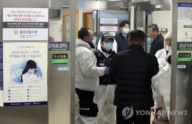 진료 상담을 받던 환자가 의사에게 흉기를 휘둘러 숨지게 한 서울의 한 대형병원에서 31일 경찰 과학수사대 대원들이 현장으로 들어가고 있다. (출처: 연합뉴스)