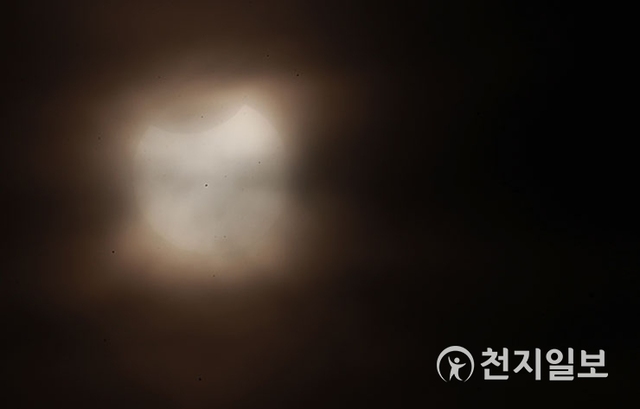 [천지일보=남승우 기자] 6일 오전 서울 남산에서 바라본 하늘에 새해 첫 부분일식이 진행되고 있다. 일식은 달이 태양을 가리는 현상으로 태양 전체가 가려지면 개기일식, 일부만 가려지면 부분일식이라고 부른다. 이번 부분일식은 3년 만에 찾아온 것이다. ⓒ천지일보 2019.1.6