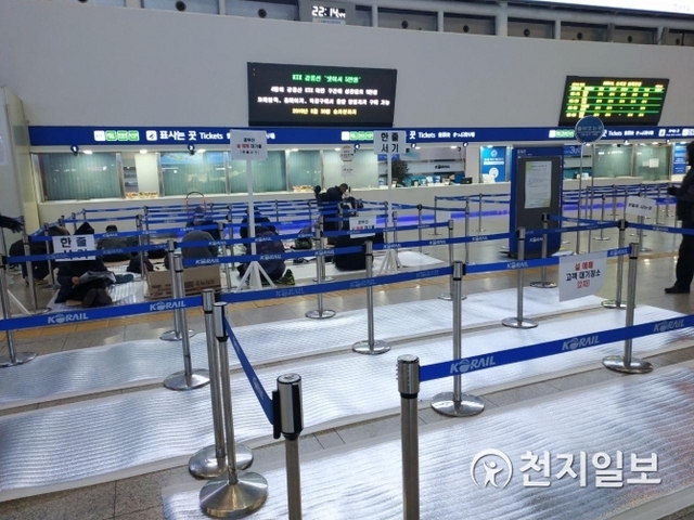 코레일이 오는 8일부터 이틀간 설 승차권 예매를 실시하는 가운데 7일 밤 10시께 서울역에는 벌써부터 표를 구하기 위해 시민들이 대기하고 있다. ⓒ천지일보 2019.1.7